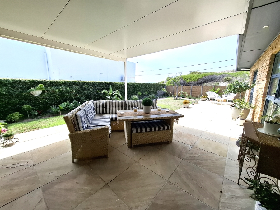 To Let 4 Bedroom Property for Rent in Bloubergstrand Western Cape